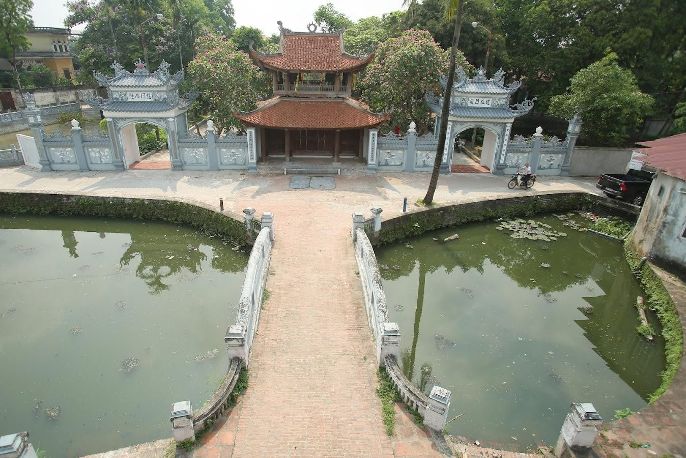 Trước khi đến cổng Tam quan, du khách sẽ đi qua hệ thống gồm cổng Ngũ Không môn và cây cầu bắc qua một con ngòi. Cổng Tam quan gồm ba gian bằng gỗ, kết cấu theo kiểu hai tầng tám mái, một gian hai chái. Tầng trên là gác chuông gồm 2 quả chuông lớn được đúc vào năm 1844 và 1908.