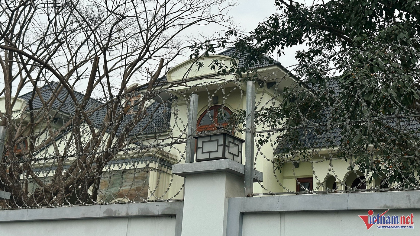 Hàng rào phía trước được phủ kín thép gai. Ảnh: Đức Hoàng.