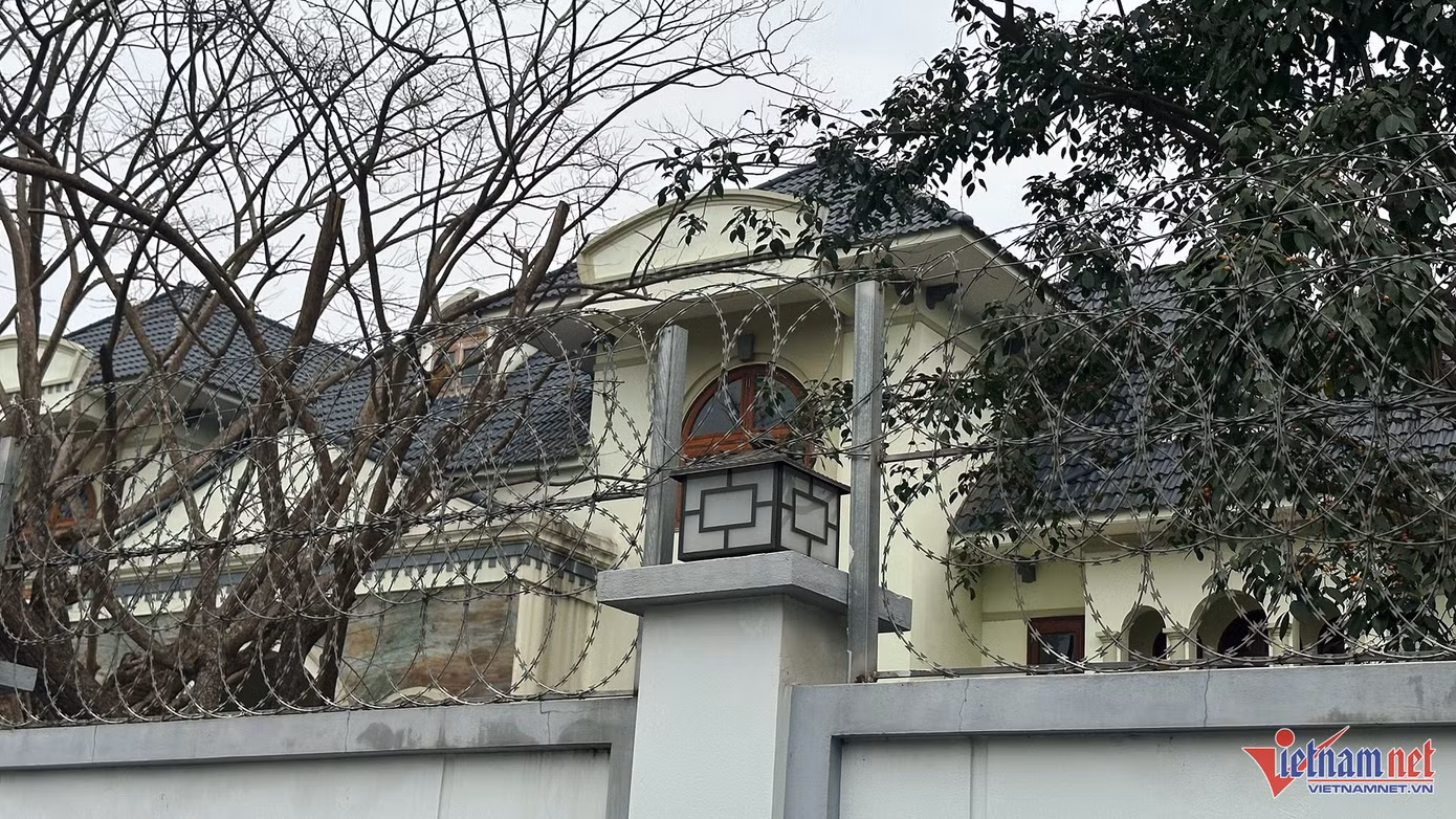 Hàng rào phía trước được phủ kín thép gai. Ảnh: Đức Hoàng.