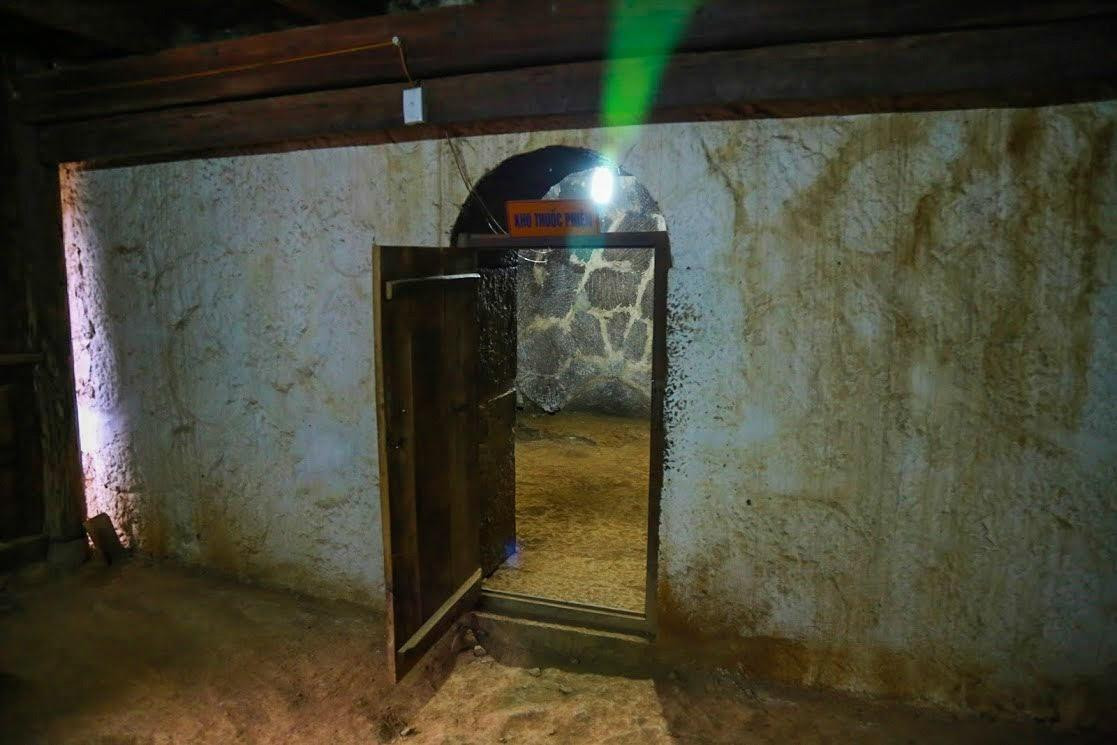 Tường của các phòng ở dùng đá xanh để xây, mái vách từ gỗ thông và dùng ngói đất nung để lợp.