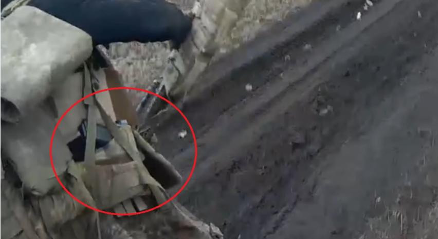 Một trong những tay súng bắn tỉa của đội được trang bị súng trường bắn tỉa Accuracy International AX của Anh, cỡ nòng 338 và súng lục Glock 17 của Áo. Một trong những tay súng bắn tỉa của đội được trang bị súng trường bắn tỉa Accuracy International AX của Anh, cỡ nòng 338 và súng lục Glock 17 của Áo.