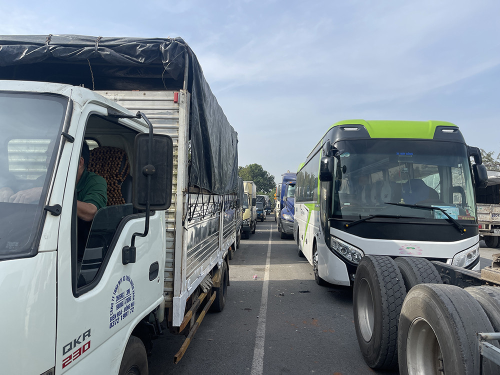 Nhiều phương tiện xếp thành 2 hàng dài tại Trung tâm đăng kiểm 6005D (phường Phước Tân, TP Biên Hoà). Ảnh: Huy Hoàng Nhiều phương tiện xếp thành 2 hàng dài tại Trung tâm đăng kiểm 6005D (phường Phước Tân, TP Biên Hoà). Ảnh: Huy Hoàng