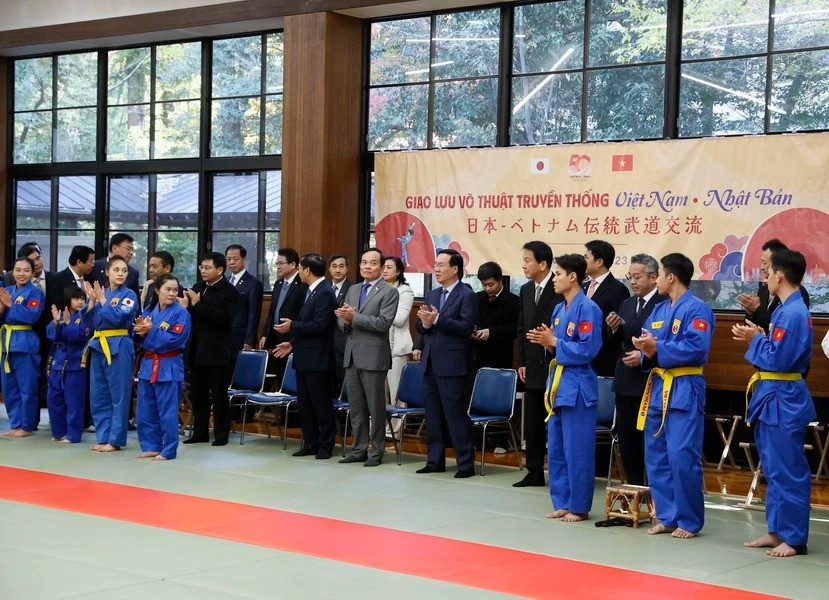 Chủ tịch nước Võ Văn Thưởng và các đại biểu dự giao lưu võ thuật Việt Nam-Nhật Bản. (Ảnh: Thống Nhất/TTXVN)
