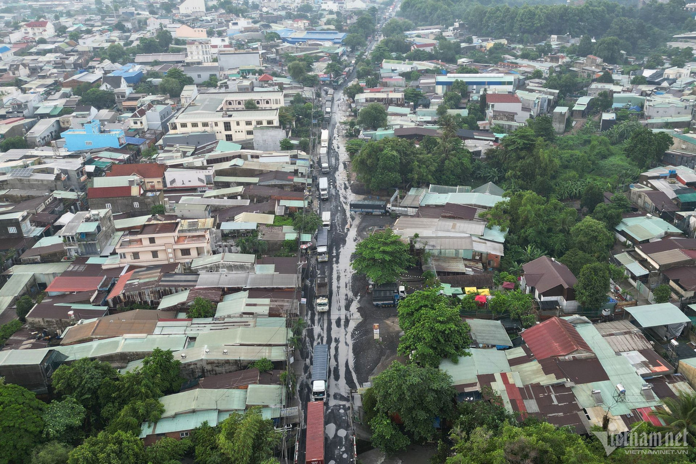 Theo ghi nhận của PV VietNamNet vào chiều ngày 6/6, mặt đường chi chít ổ gà, ổ voi khiến việc đi lại của người dân rất khó khăn, đặc biệt sau mỗi trận mưa. Các phương tiện lớn, tải trọng nặng lưu thông qua các vũng nước sâu phải di chuyển rất chậm nhằm hạn chế rung lắc, tránh nguy cơ lật xe.