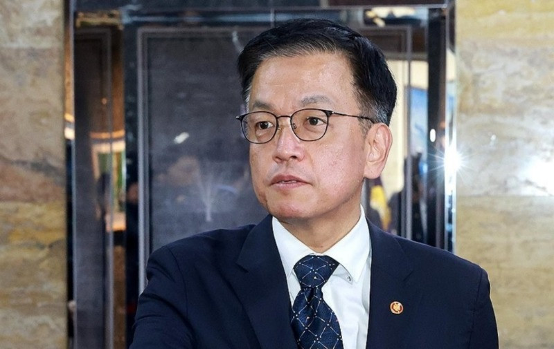 Ông Choi Sang-mok bị cảnh sát điều tra sau khi ngồi vào ghế quyền tổng thống ba ngày. Ảnh: Singtao. Ông Choi Sang-mok bị cảnh sát điều tra sau khi ngồi vào ghế quyền tổng thống ba ngày. Ảnh: Singtao.