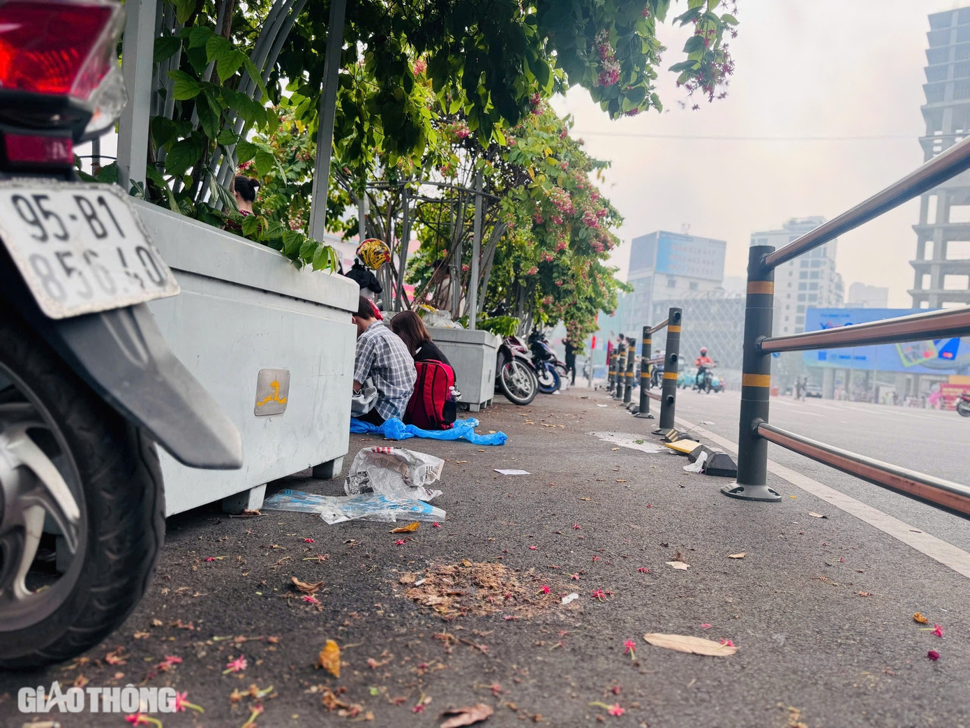 Một lao công dọn dẹp vệ sinh ở khu vực này cho biết, cứ dọn dẹp xong lượt này là sẽ có lượt rác khác bị bỏ lại. "Chỉ mong người dân có ý thức, bỏ rác đúng nơi quy định chứ không thể đi nhắc từng người được", chị lao công nói.