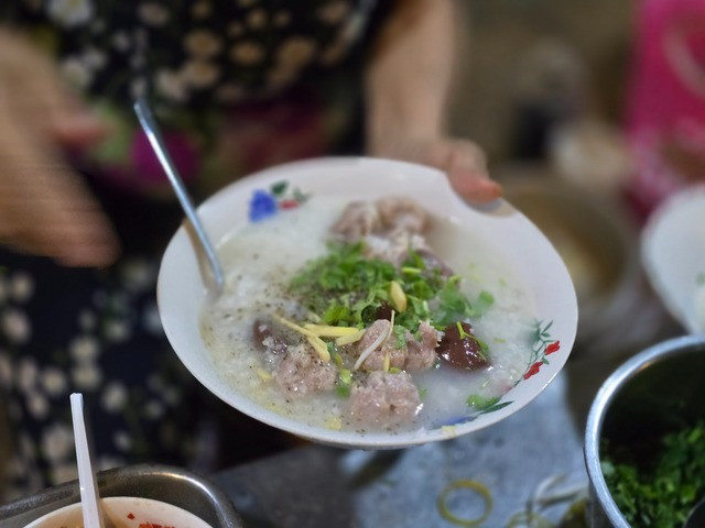 Mỗi tô cháo được bán giá từ 15.000 đồng