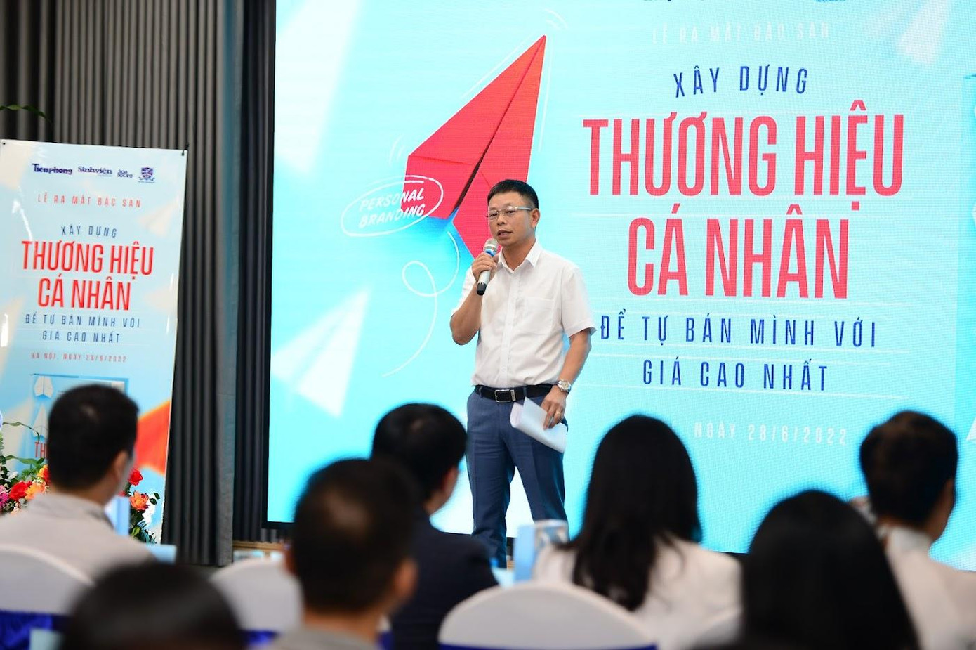 Nhà báo Phùng Công Sưởng – Phó Tổng Biên tập báo Tiền Phong phát biểu khai mạc lễ ra mắt đặc san