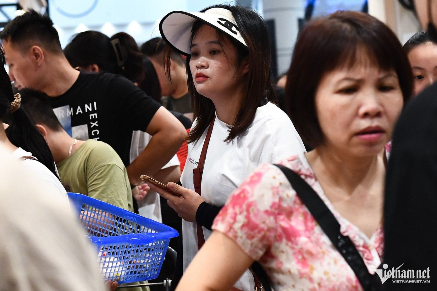 Khách xếp hàng dài tại các quầy bán đồ ăn, nhân viên làm việc hết công suất. Khách xếp hàng dài tại các quầy bán đồ ăn, nhân viên làm việc hết công suất.