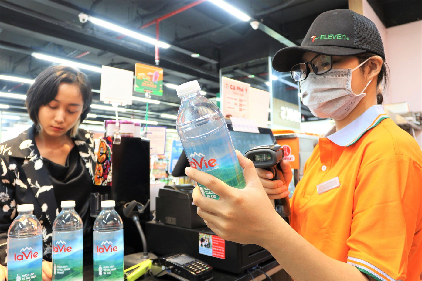 Nước khoáng thiên nhiên có hàm lượng khoáng vài trăm mg/lít được xem là nguồn cung cấp nước giải khát cho cơ thể. Nước khoáng thiên nhiên có hàm lượng khoáng vài trăm mg/lít được xem là nguồn cung cấp nước giải khát cho cơ thể.