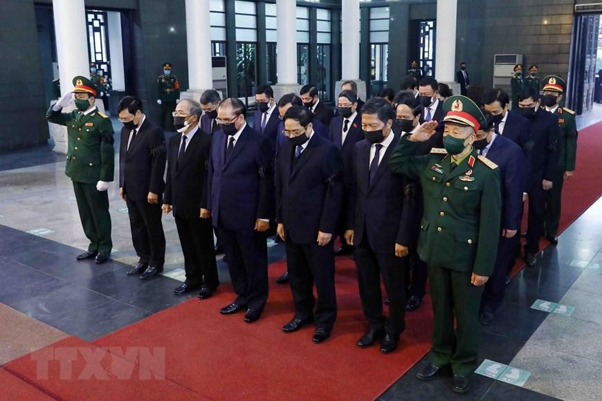 Đoàn các đồng chí lãnh đạo Đảng, Nhà nước do Thủ tướng Chính phủ Phạm Minh Chính dẫn đầu viếng nguyên Phó Thủ tướng Chính phủ Nguyễn Côn. (Ảnh: Phạm Kiên/TTXVN)