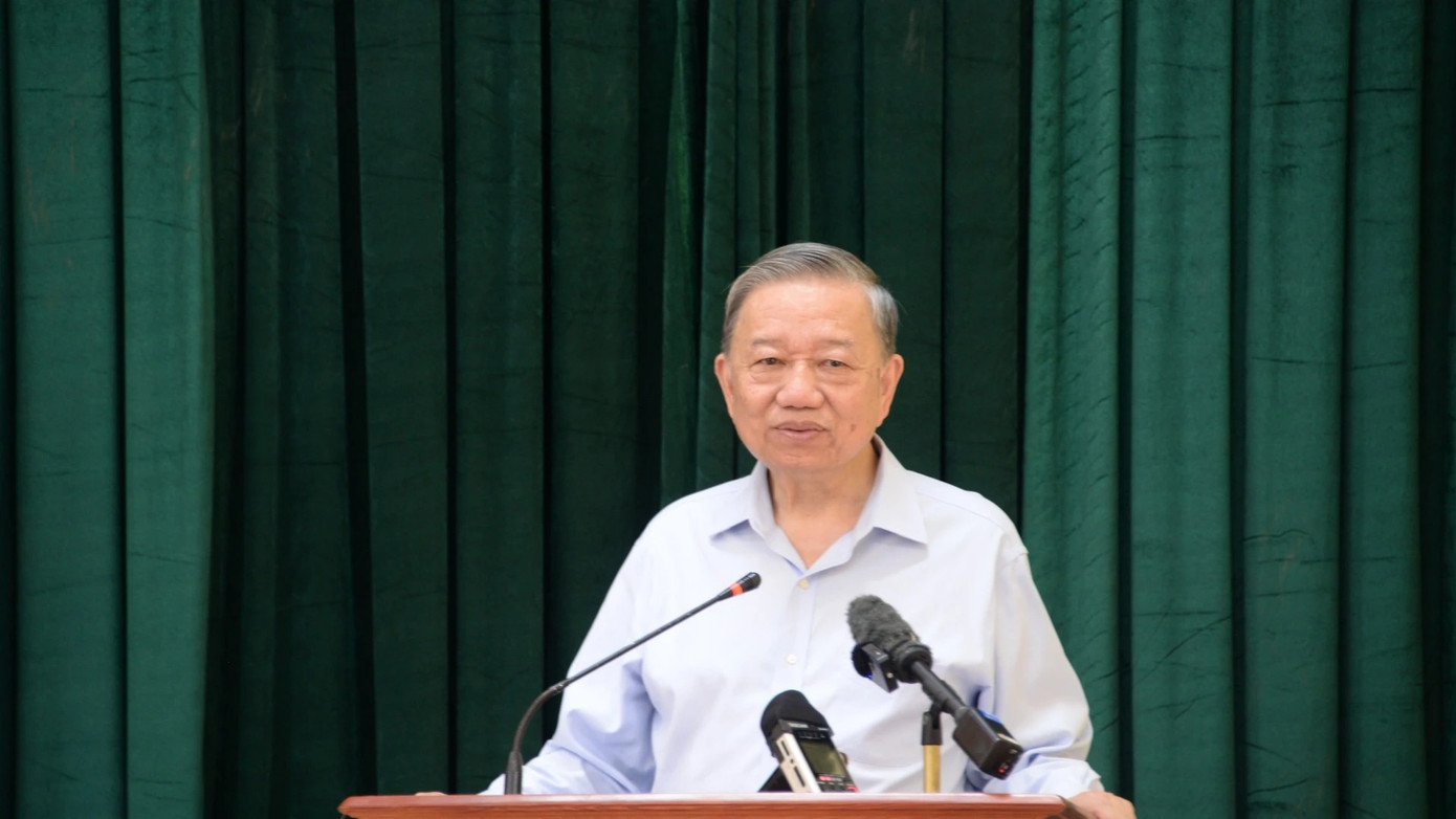 Tổng Bí thư, Chủ tịch nước Tô Lâm trao đổi với người dân Cồn Cỏ. Tổng Bí thư, Chủ tịch nước Tô Lâm trao đổi với người dân Cồn Cỏ.