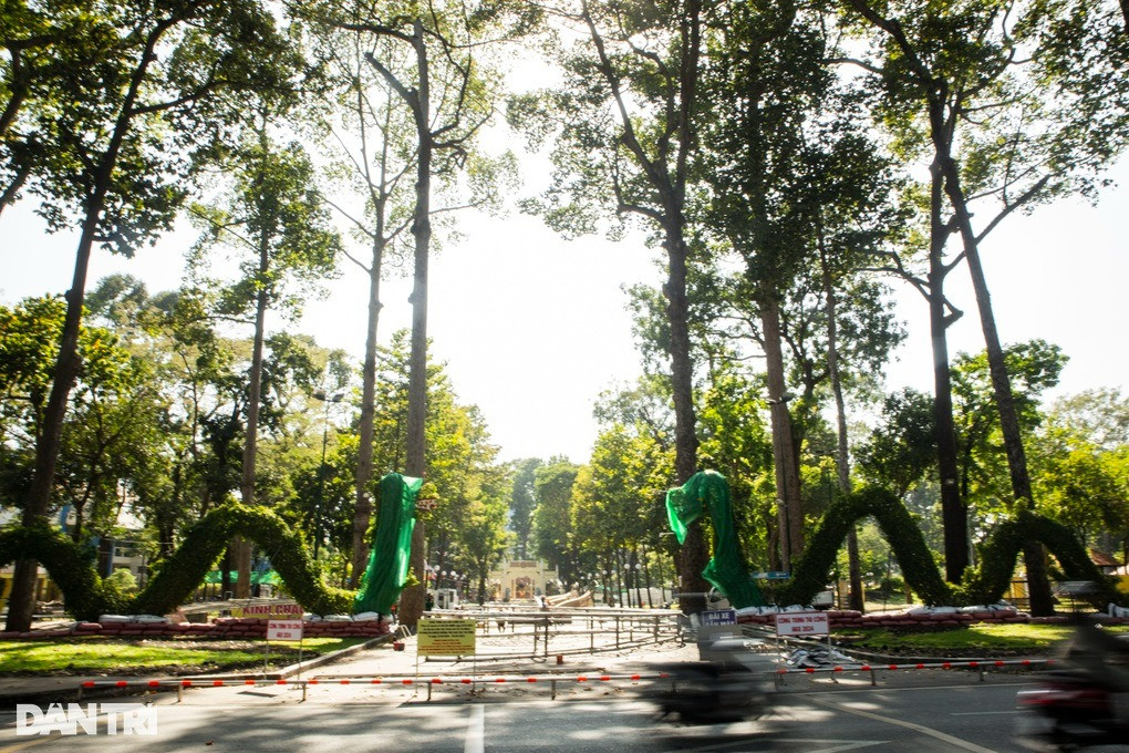 Hai con rồng được đặt đối xứng cạnh cổng chính hội hoa xuân công viên Tao Đàn (Ảnh: Hoàng Hướng).