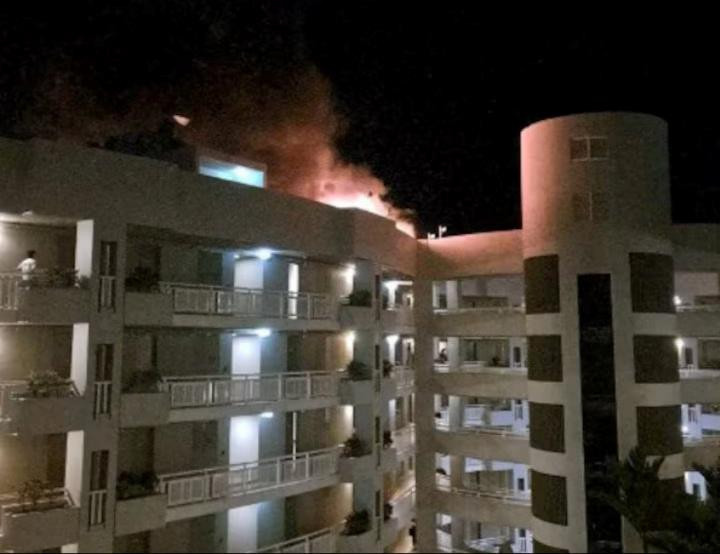 Nhiều nghi vấn được đặt ra xung quanh vụ trực thăng đâm vào khách sạn. Ảnh: Reuters. Nhiều nghi vấn được đặt ra xung quanh vụ trực thăng đâm vào khách sạn. Ảnh: Reuters.