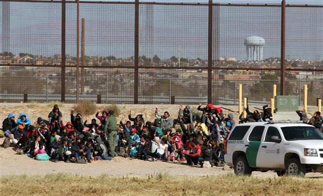 Người di cư Trung Mỹ bị Lực lượng Tuần tra Biên giới Mỹ bắt giữ tại Rio Grande, khu vực giáp giới với Ciudad Juarez, bang Chihuahua (Mexico) ngày 3/12/2018. Ảnh: TTXVN