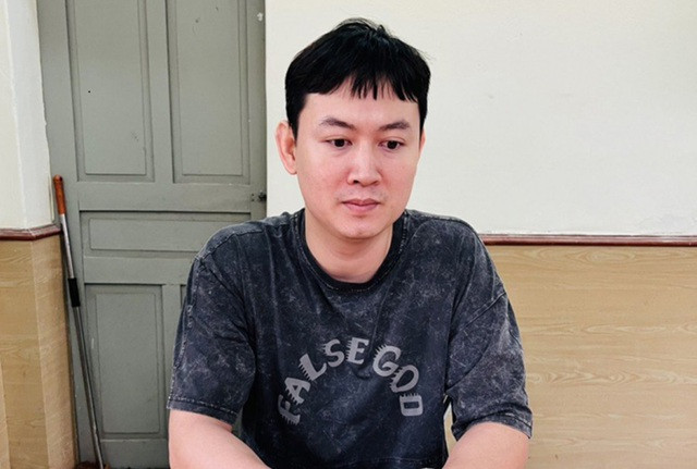 Đặng Đình Sơn, nghi phạm cầm đầu đường dây đánh cắp tài khoản người dùng Facebook, thu lời bất chính hàng chục tỉ đồng. Ảnh: Công an Nam Định Đặng Đình Sơn, nghi phạm cầm đầu đường dây đánh cắp tài khoản người dùng Facebook, thu lời bất chính hàng chục tỉ đồng. Ảnh: Công an Nam Định