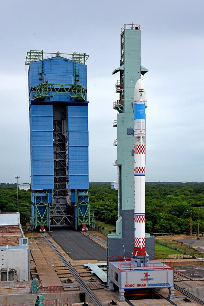 Tên lửa SSLV cao 34 m nằm trên bệ phóng trước khi cất cánh. Ảnh: ISRO Tên lửa SSLV cao 34 m nằm trên bệ phóng trước khi cất cánh. Ảnh: ISRO