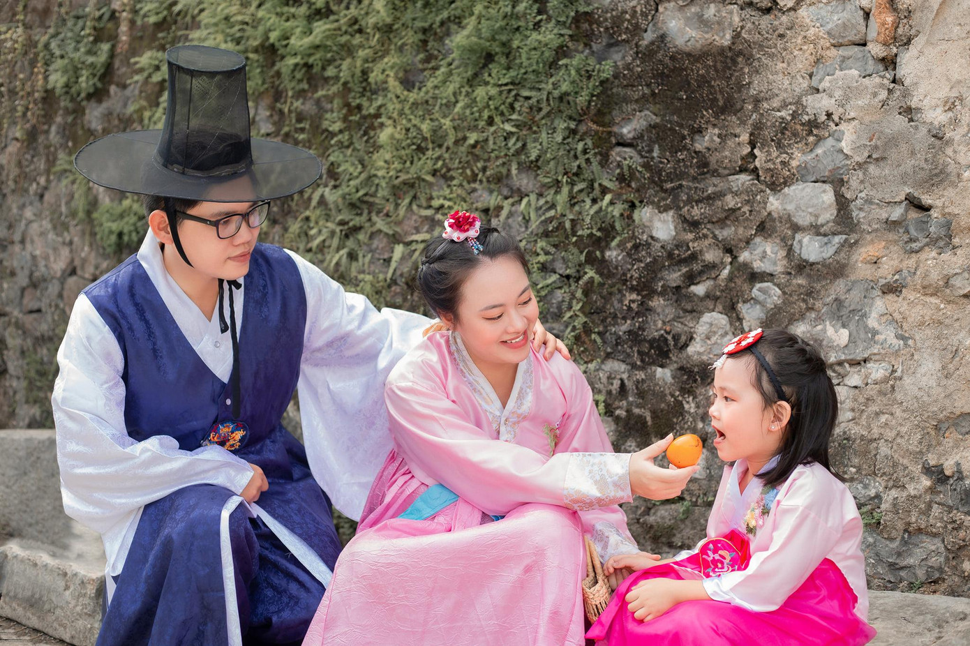 Nhiều du khách thích thú đến check in &quot;góc Hàn Quốc&quot; tại Ninh Bình bất kể lứa tuổi. Nhiều người lựa chọn trang phục hanbok để hợp với khung cảnh.