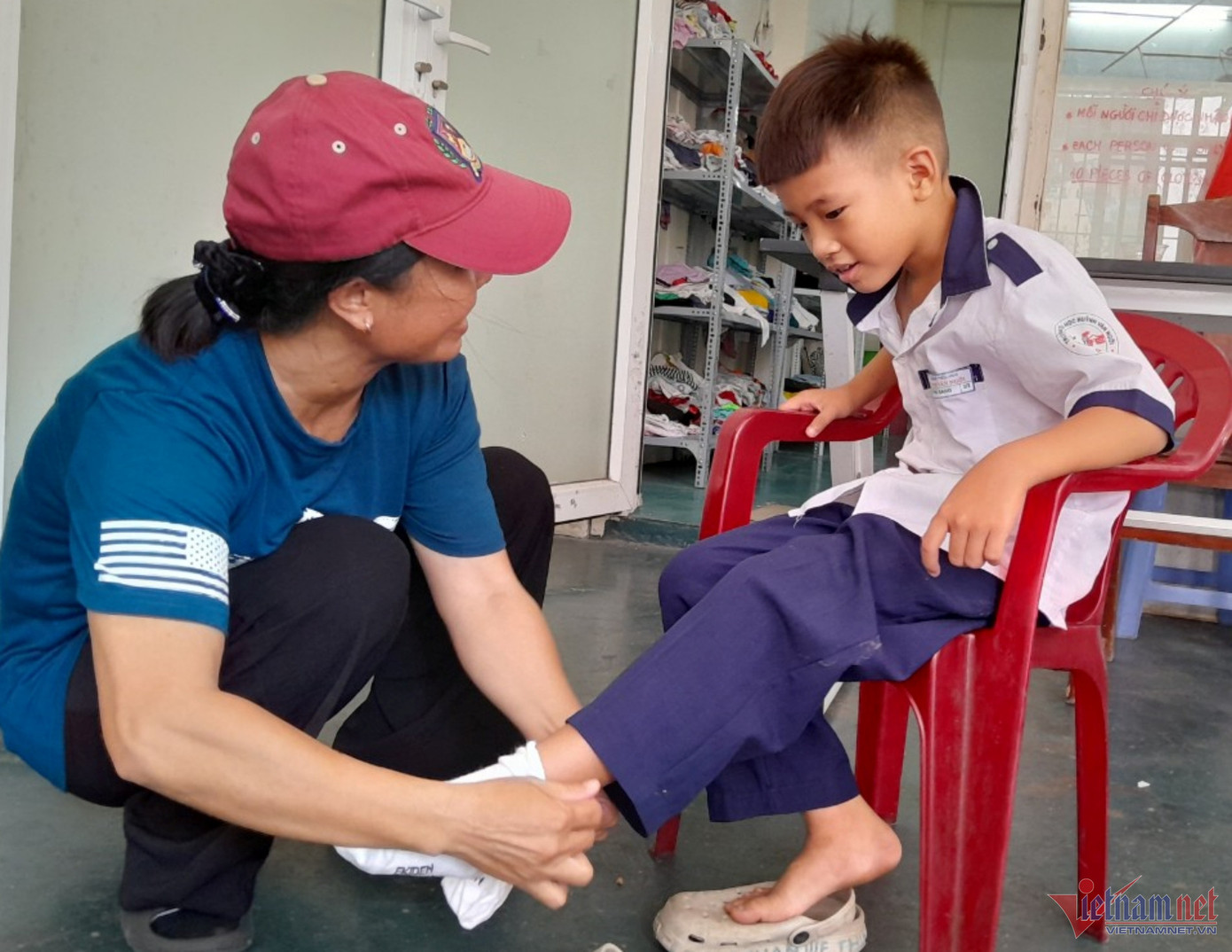 Chị Hiền tận tình đeo vớ cho một học sinh đến mua hàng. Ảnh: Ngọc Lài Chị Hiền tận tình đeo vớ cho một học sinh đến mua hàng. Ảnh: Ngọc Lài