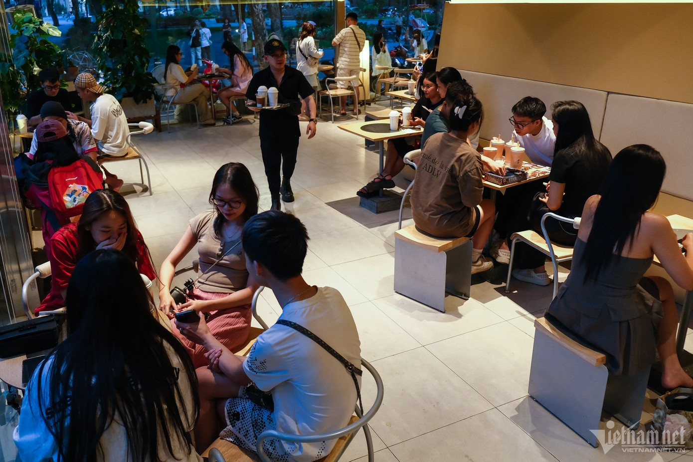 Trong quán, các bàn không còn chỗ trống. Một vị khách chia sẻ, để có chỗ ngồi, nhất là khi đi nhóm đông, họ phải đến trước giờ quán phục vụ. Đúng giờ mở cửa, một người sẽ chủ động đi gọi món cho cả nhóm.