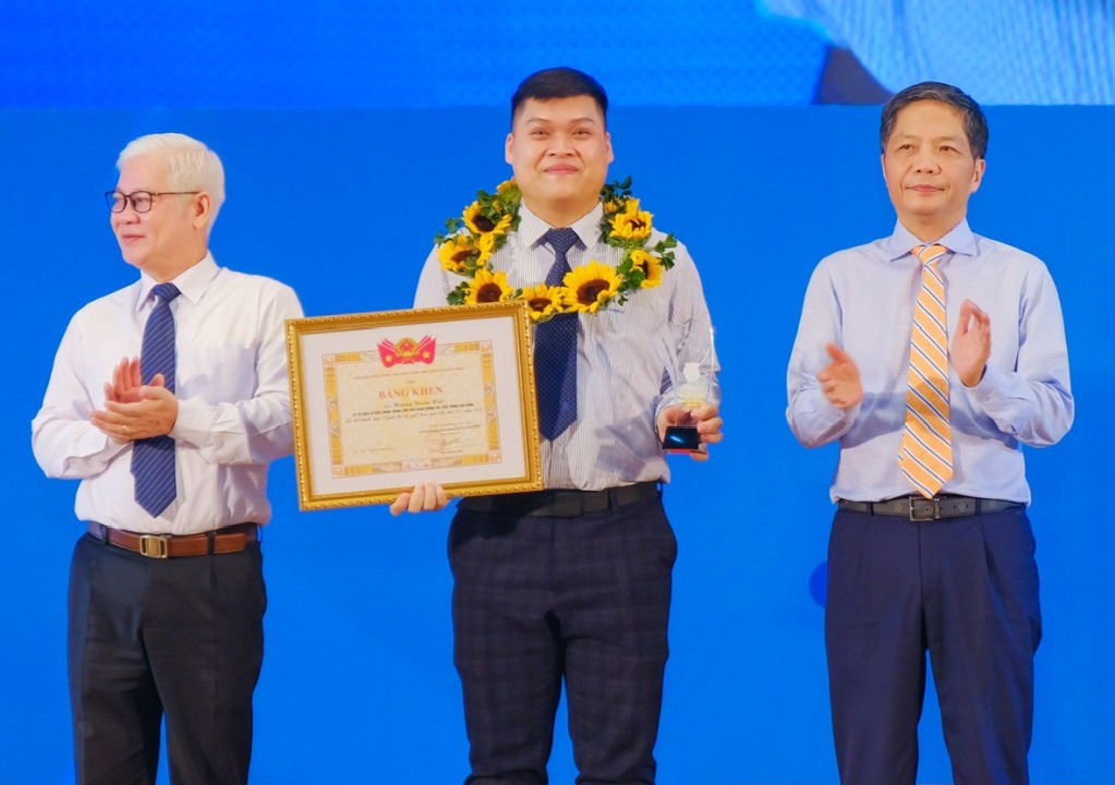 Anh Hoàng Xuân Hải nhận giải thưởng “Người thợ trẻ giỏi” toàn quốc lần thứ XIV, năm 2023.