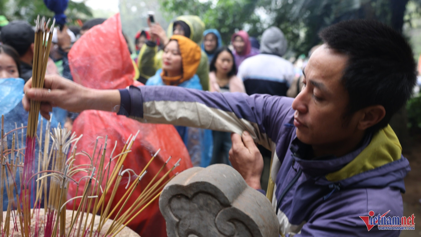 Du khách thắp hương tại cổng đền. Ảnh: Đức Hoàng. Du khách thắp hương tại cổng đền. Ảnh: Đức Hoàng.