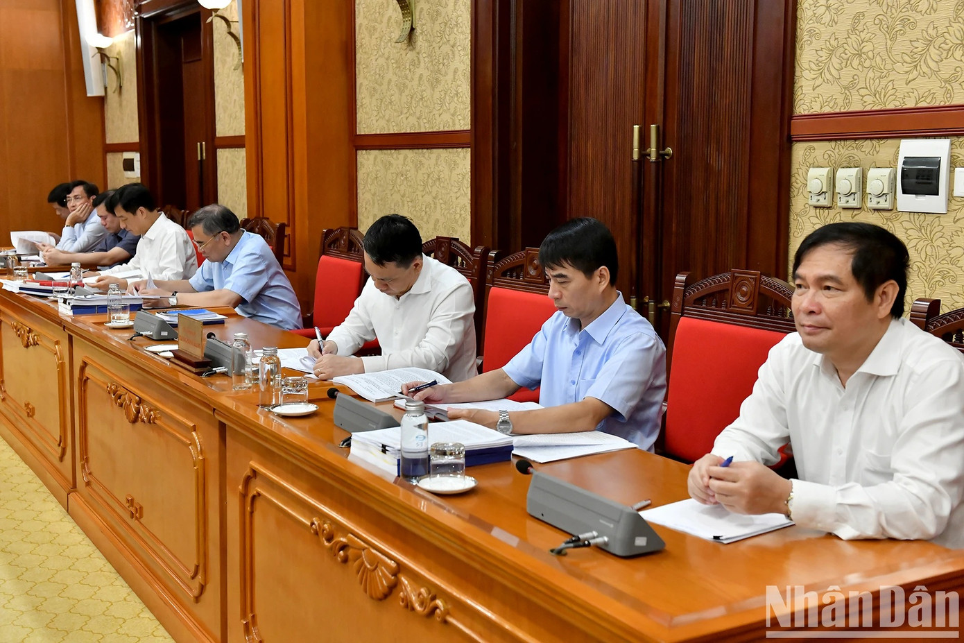 Các đại biểu tham dự cuộc họp.