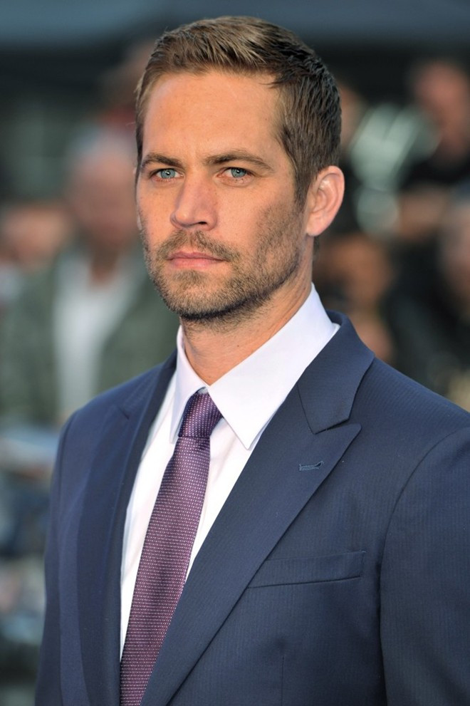  Mới đây nhất, ngày hôm qua (30/11), tài tử Paul Walker nổi tiếng trong series Fast & Furious đột ngột ra đi trong một vụ tai nạn xe hơi ở miền nam California nước Mỹ, bỏ lại vai diễn trong phần 7 của series bom tấn. Vụ việc xảy ra khi chiếc xe chở Paul đi với tốc độ cao và đâm vào cột điện rồi bốc cháy 