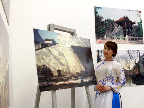 Chụp hình bên bức tranh yêu thích