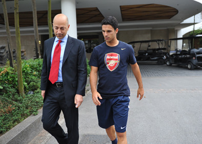 Tiền vệ trưởng thành từ lò đào tạo danh tiếng La Masia, Mikael Arteta cùng giám đốc điều hành Arsenal Ivan Lazidis