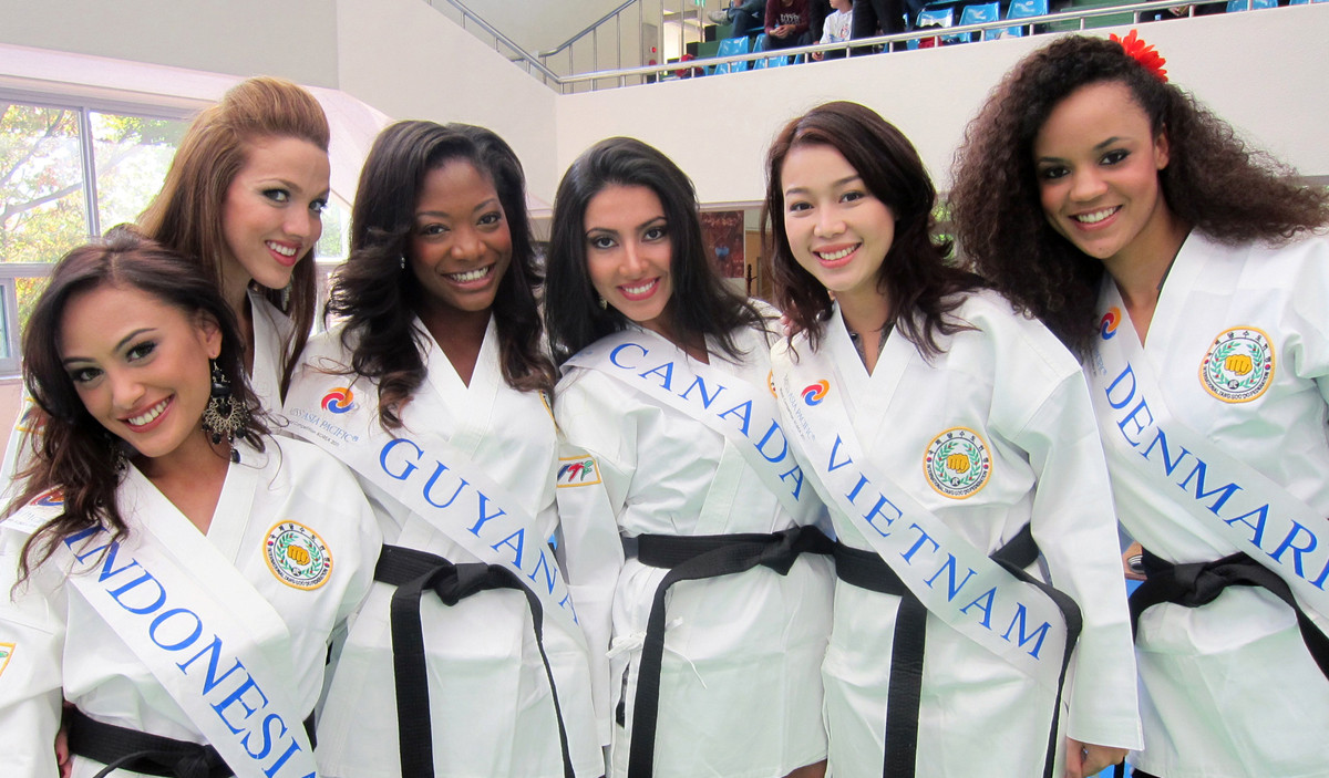 Chân của Trương Tùng Lan phải dán eugo cho đỡ đau tấy