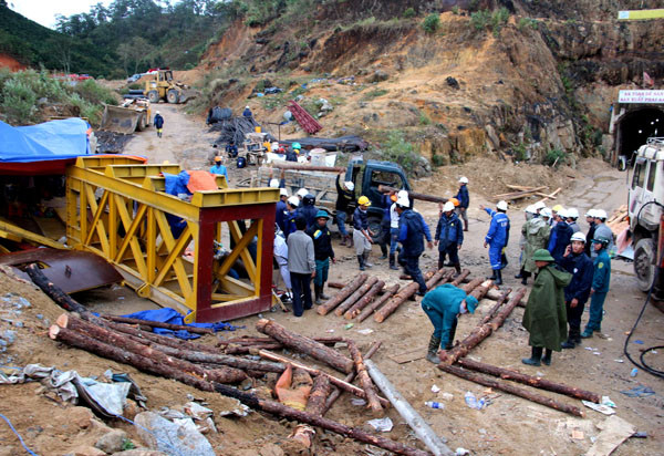 Đào hầm sập theo hình chữ A để giải cứu 12 người mắc kẹt ảnh 1