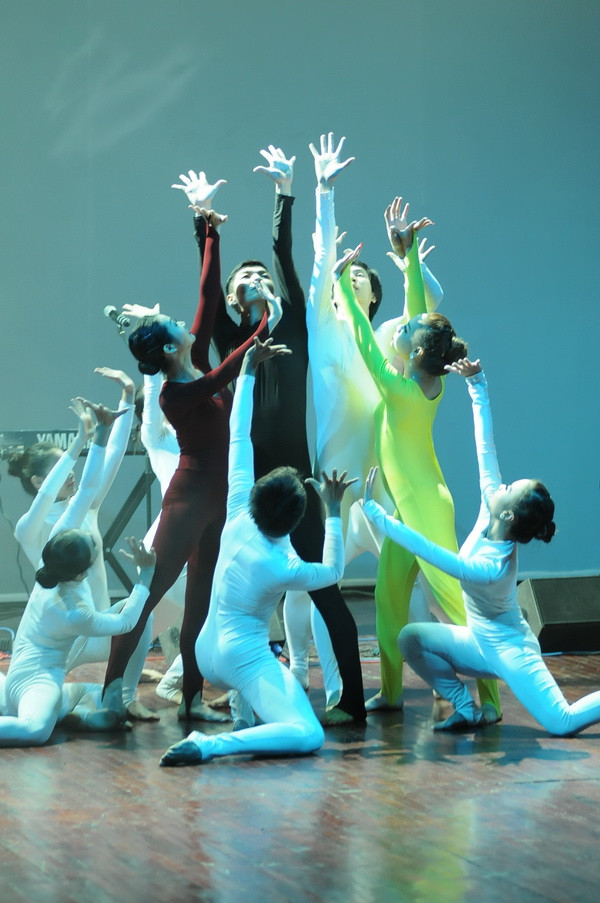 Đêm nhạc hội gửi tới thông điệp 7 tỉ người – Dựa vào nhau cùng chung sống