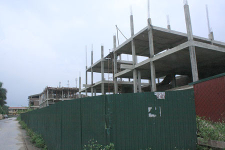 Khung cảnh chung của của khu đô thị này là trước mỗi công trình đều dựng các hàng rào chắn cao quá đầu người