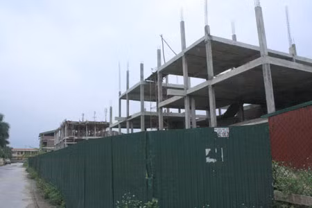 Khung cảnh chung của của khu đô thị này là trước mỗi công trình đều dựng các hàng rào chắn cao quá đầu người