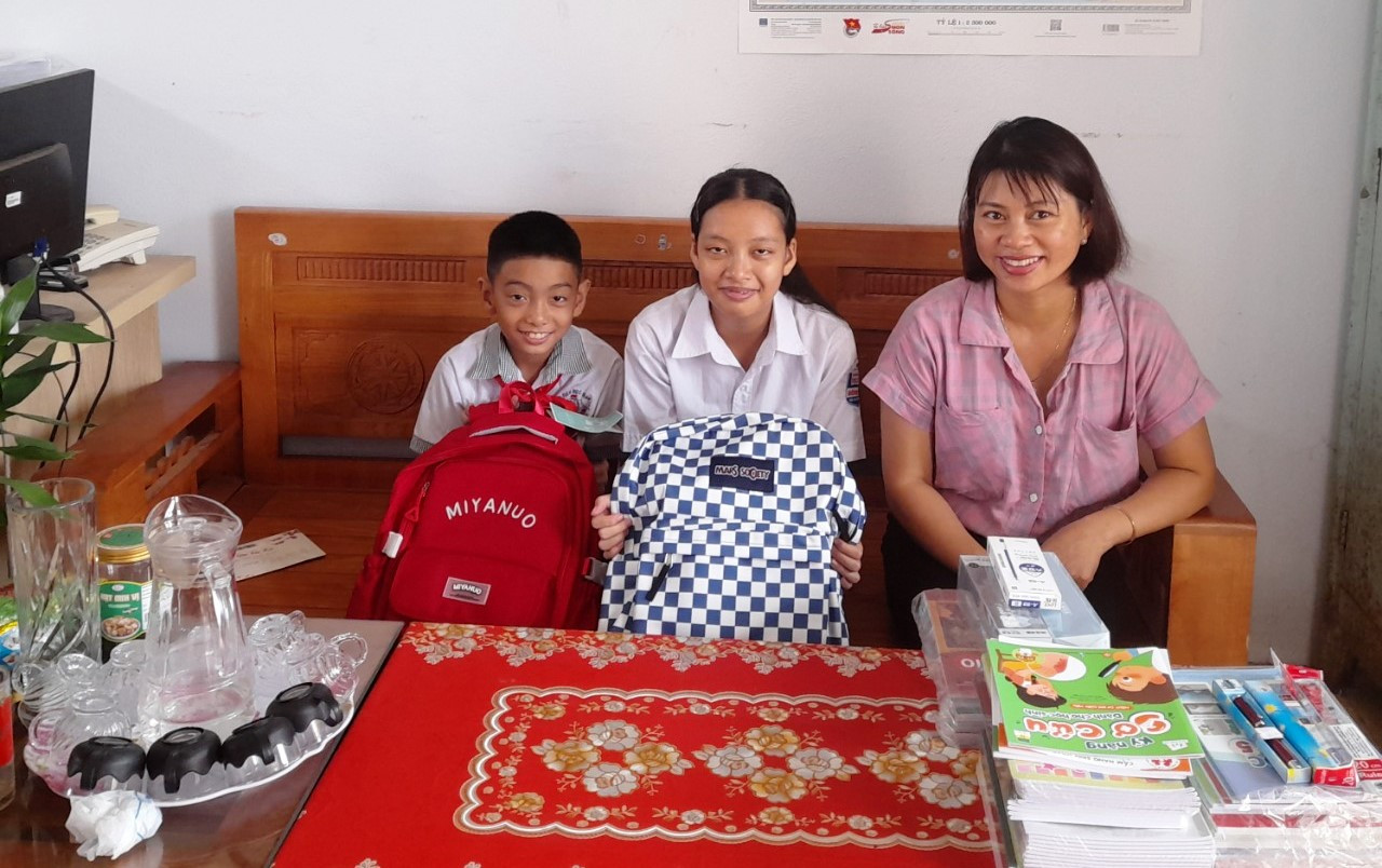 Hai cháu Dương và Duy vui mừng vì nhận được sách và đồ dùng học tập trước thềm năm học mới