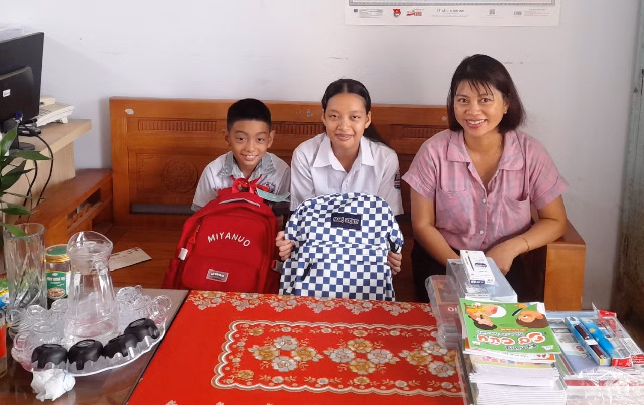 Hai cháu Dương và Duy vui mừng vì nhận được sách và đồ dùng học tập trước thềm năm học mới Hai cháu Dương và Duy vui mừng vì nhận được sách và đồ dùng học tập trước thềm năm học mới