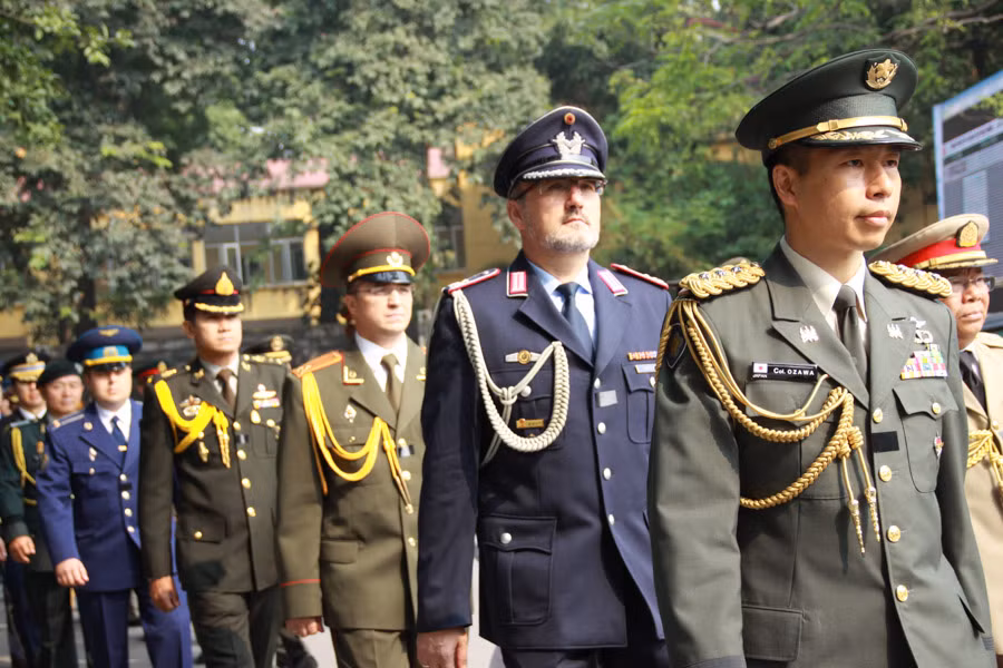 Đoàn tùy viên quân sự các nước tại Việt Nam vào viếng Đại tướng Võ Nguyên Giáp. Đoàn