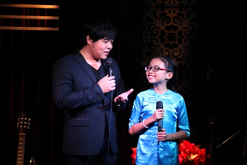 "Chị Bảy" vẫn còn khá rụt rè trên sân khấu - Ảnh: Độc Lập.