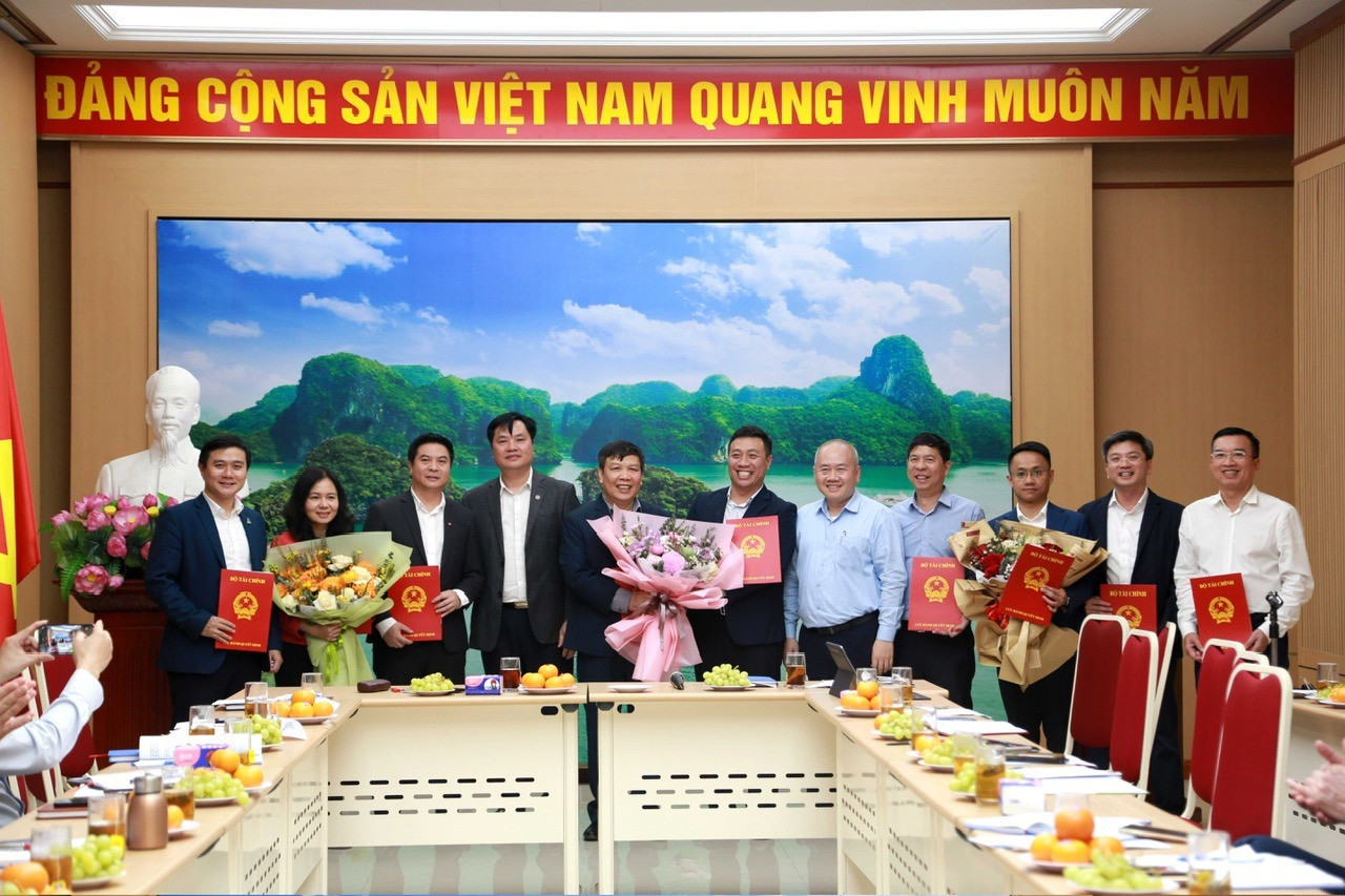 Thứ trưởng Bộ Tài chính Đỗ Thành Trung trao quyết định bổ nhiệm và tặng hoa chúc mừng các Phó Vụ trưởng Vụ Đầu tư. Ảnh: Thời báo Tài chính.