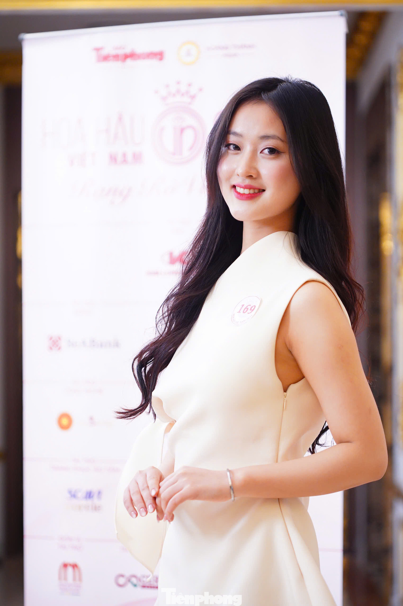 Thí sinh Hoàng Thị Tú Anh hoàn thành phần thi phỏng vấn kín mà không bị hỏi câu nào. Ảnh: Duy Phạm. Thí sinh Hoàng Thị Tú Anh hoàn thành phần thi phỏng vấn kín mà không bị hỏi câu nào. Ảnh: Duy Phạm.