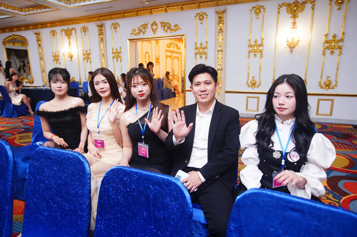 Thầy Nguyễn Thái Sơn hộ tống 4 thí sinh đại diện cho Đại học Khoa học - Đại học Thái Nguyên tham dự vòng Sơ khảo khu vực phía Bắc cuộc thi Hoa hậu Việt Nam năm 2024. Ảnh: Duy Phạm. Thầy Nguyễn Thái Sơn hộ tống 4 thí sinh đại diện cho Đại học Khoa học - Đại học Thái Nguyên tham dự vòng Sơ khảo khu vực phía Bắc cuộc thi Hoa hậu Việt Nam năm 2024. Ảnh: Duy Phạm.