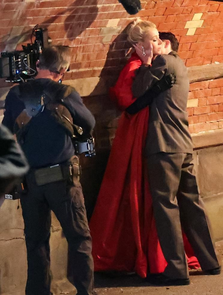 Paltrow có nhiều cảnh thân mật với bạn diễn kém 23 tuổi trong phim mới. Ảnh: GC.