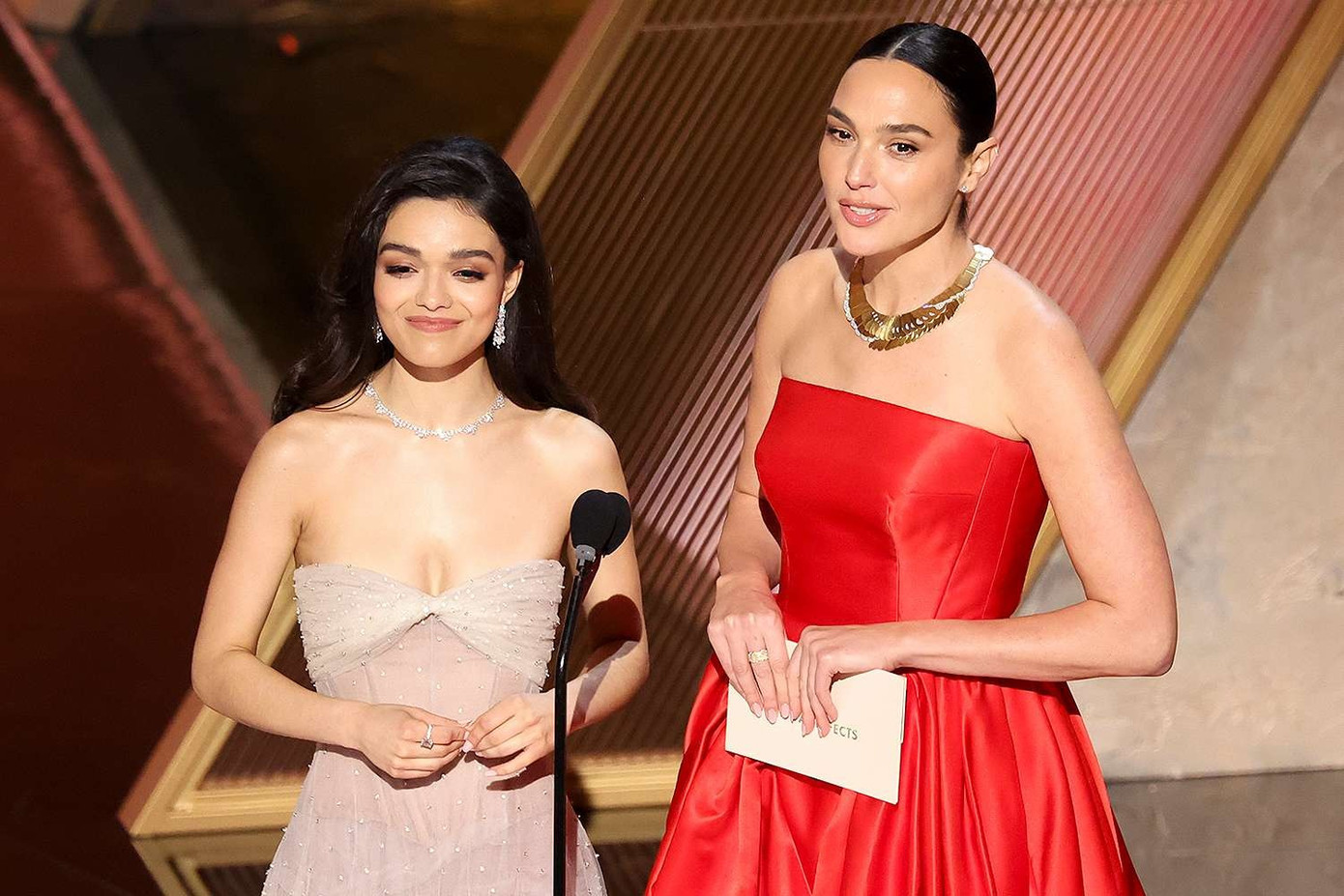 Gadot và Zegler có quan điểm chính trị khác biệt. Ảnh: Getty Images.