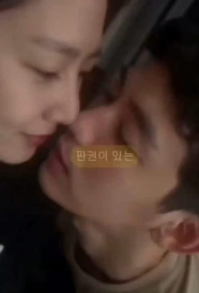 Hai bức ảnh được cho là chụp cùng thời điểm. Hai bức ảnh được cho là chụp cùng thời điểm.