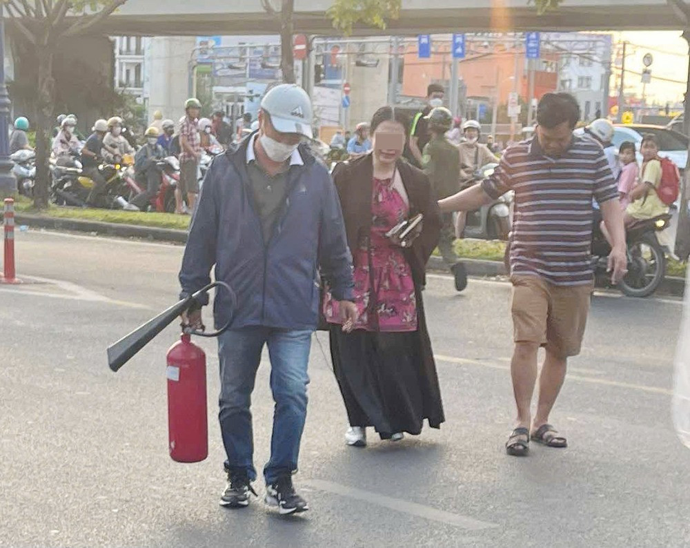 Nữ tài xế N.T.T.N. sau khi gây tai nạn đã bật khóc nức nở và có biểu hiện bất thường. Ảnh: VNN.