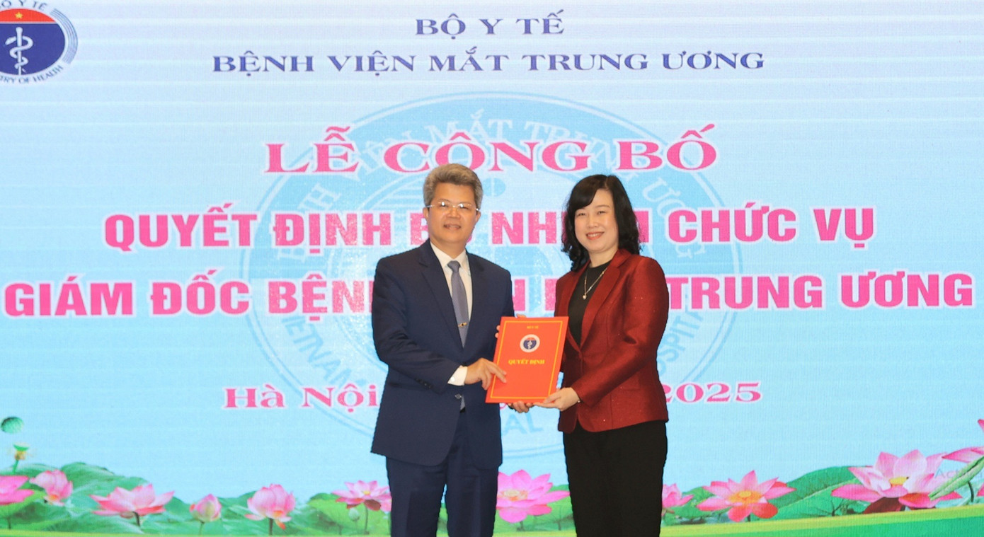 Ủy viên Trung ương Đảng, Bộ trưởng Bộ Y tế Đào Hồng Lan, trao quyết định bổ nhiệm PGS.TS.BS Phạm Ngọc Đông giữ chức Giám đốc Bệnh viện Mắt Trung ương. Ảnh: SKĐS.