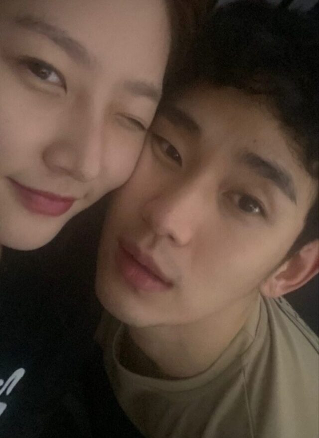 Tin nhắn cầu cứu của Kim Sae Ron và bức ảnh cô dùng để tạo áp lực cho Kim Soo Hyun. Tin nhắn cầu cứu của Kim Sae Ron và bức ảnh cô dùng để tạo áp lực cho Kim Soo Hyun.