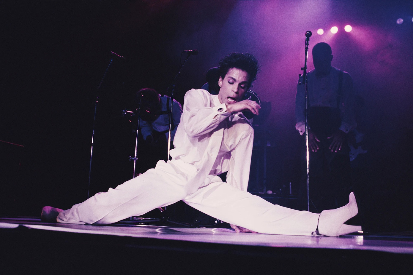 Prince biểu diễn vào năm 1986. Nam nhạc sĩ này có bộ sưu tập giày cao gót đồ sộ. Ảnh: Getty Images. Prince biểu diễn vào năm 1986. Nam nhạc sĩ này có bộ sưu tập giày cao gót đồ sộ. Ảnh: Getty Images.