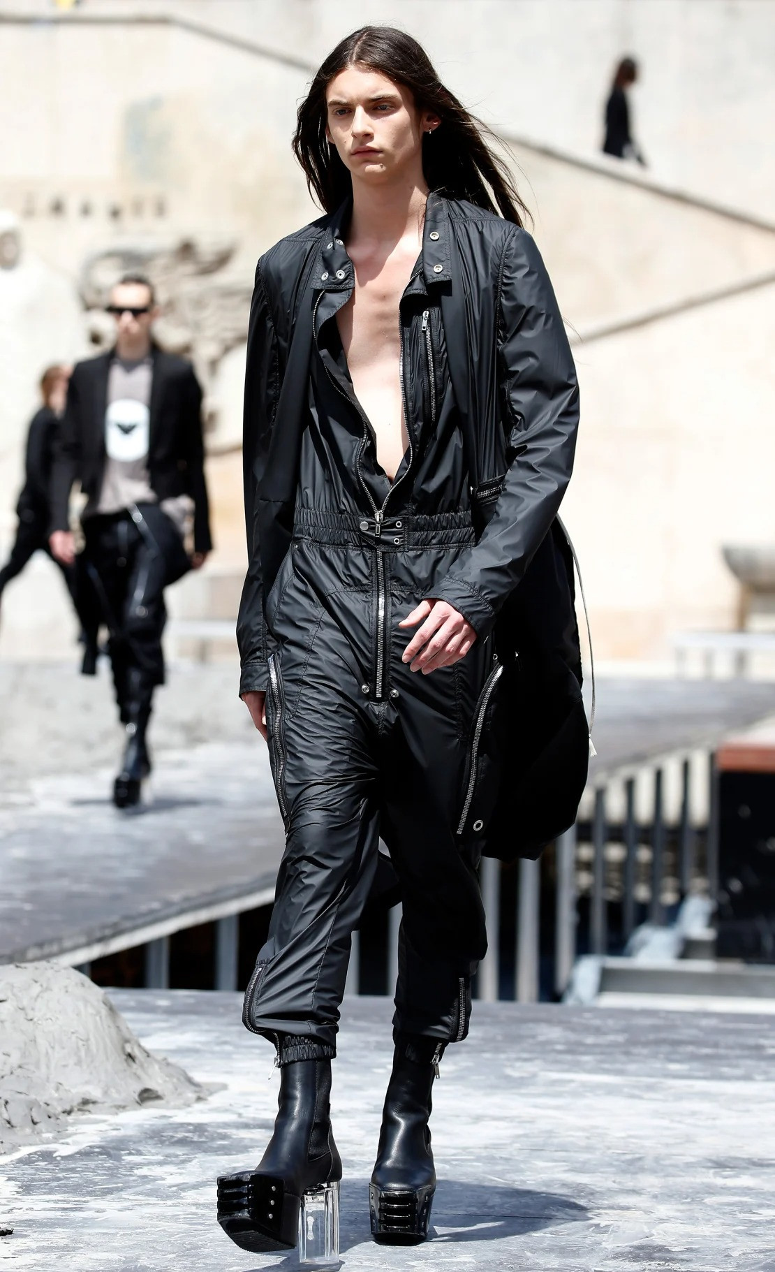 Sàn diễn của Rick Owens từ lâu đã nổi bật với những đôi giày cao gót không phân biệt giới tính (trái). Lil Nas X diện giày cao gót tại sự kiện Met Gala 2023. Ảnh: Getty Images. Sàn diễn của Rick Owens từ lâu đã nổi bật với những đôi giày cao gót không phân biệt giới tính (trái). Lil Nas X diện giày cao gót tại sự kiện Met Gala 2023. Ảnh: Getty Images.